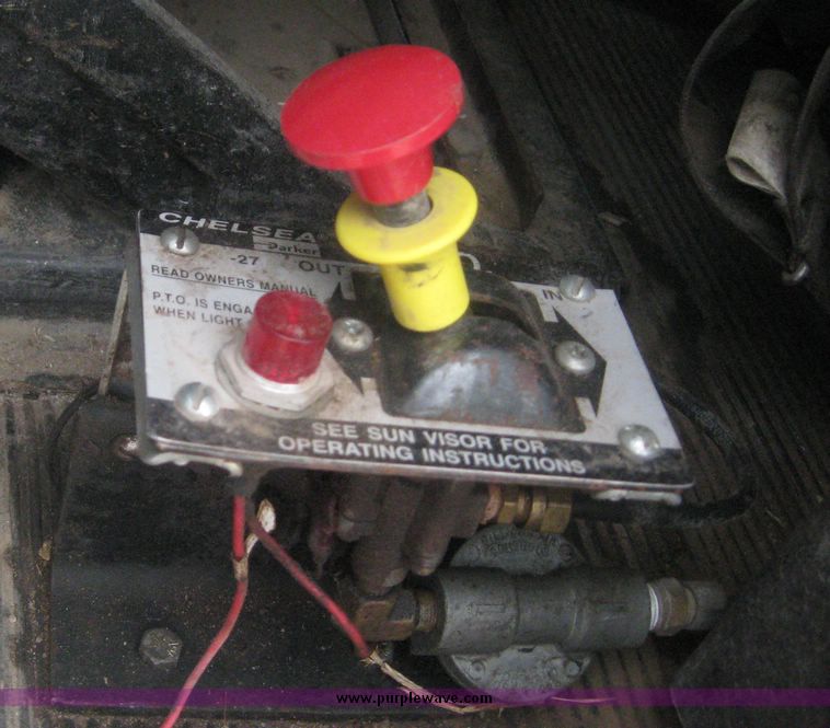 image for item 3748 1993 Freightliner Conventional FLD120 semi truck