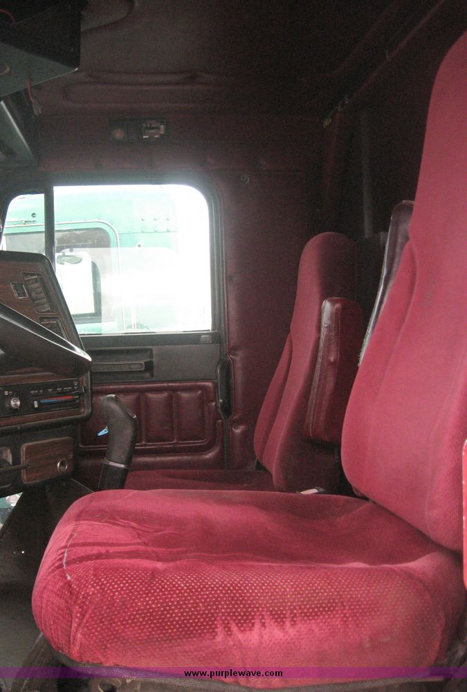 image for item 3748 1993 Freightliner Conventional FLD120 semi truck