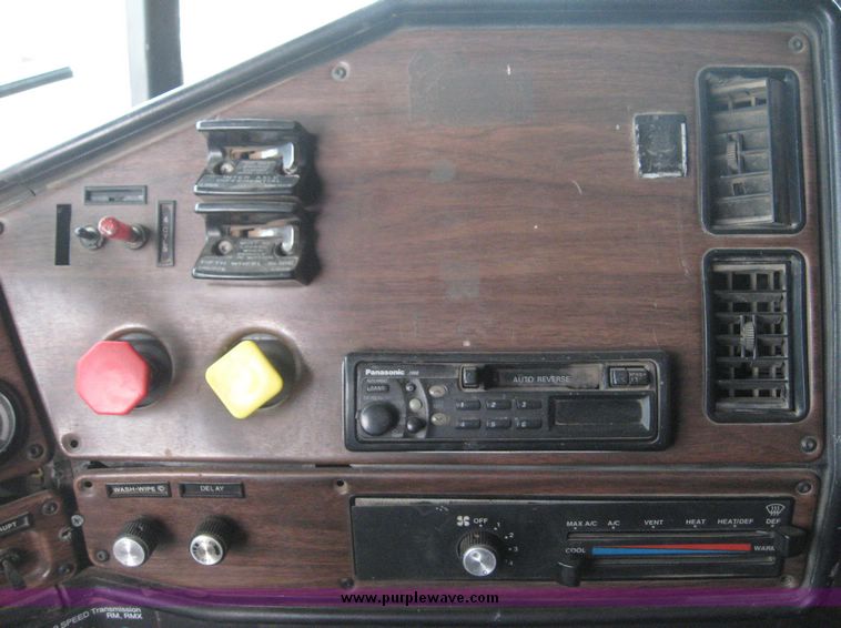 image for item 3748 1993 Freightliner Conventional FLD120 semi truck