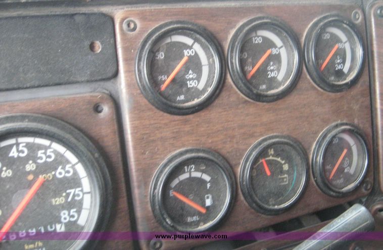 image for item 3748 1993 Freightliner Conventional FLD120 semi truck