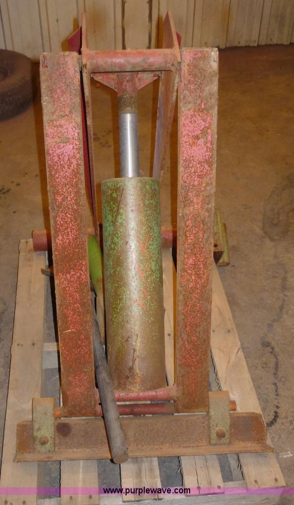 image for item 5072 Truck bed hoist