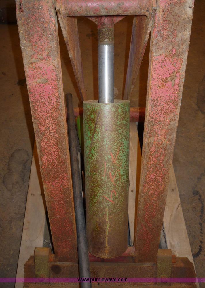 image for item 5072 Truck bed hoist