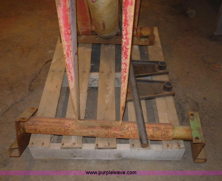 image for item 5072 Truck bed hoist