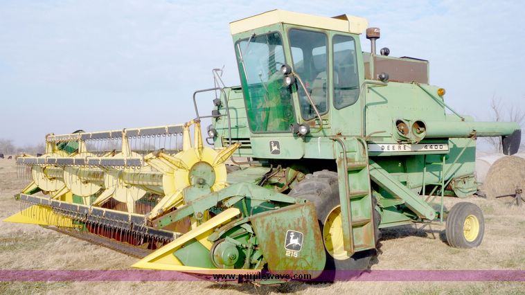 image for item 5128 1976 John Deere 4400 combine