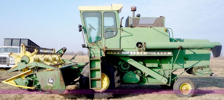 image for item 5128 1976 John Deere 4400 combine