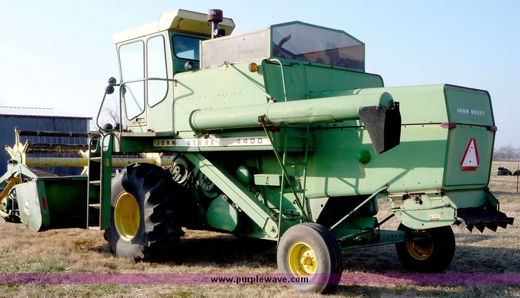 image for item 5128 1976 John Deere 4400 combine