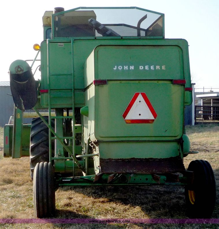 image for item 5128 1976 John Deere 4400 combine