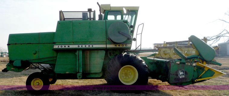 image for item 5128 1976 John Deere 4400 combine