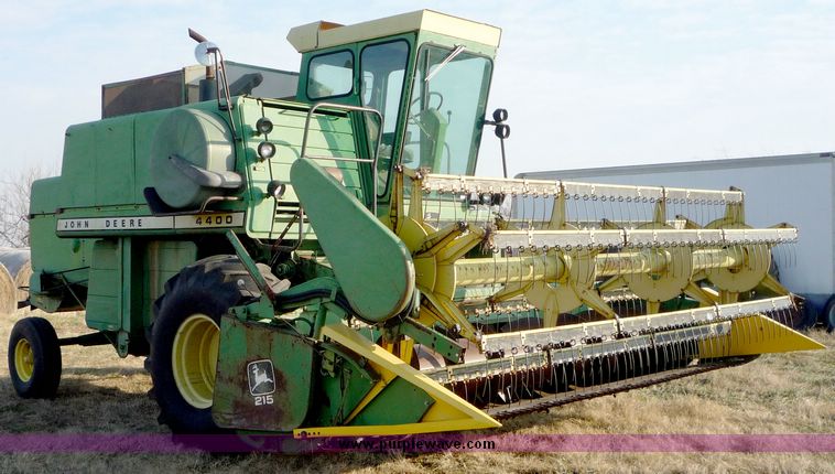 image for item 5128 1976 John Deere 4400 combine