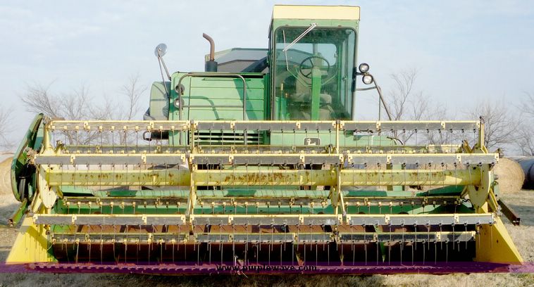 image for item 5128 1976 John Deere 4400 combine