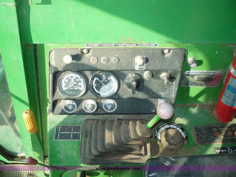 image for item 5128 1976 John Deere 4400 combine