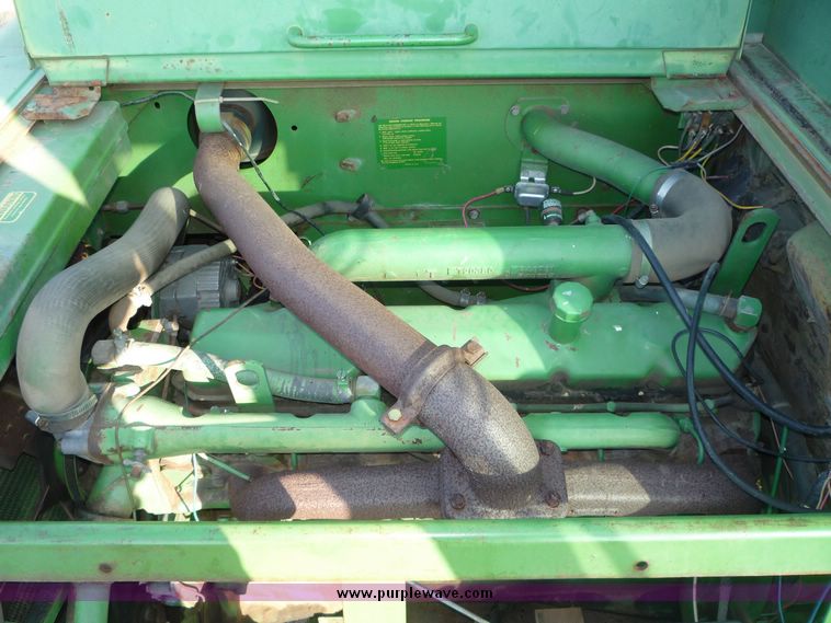image for item 5128 1976 John Deere 4400 combine
