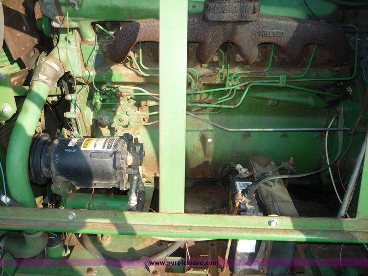 image for item 5128 1976 John Deere 4400 combine