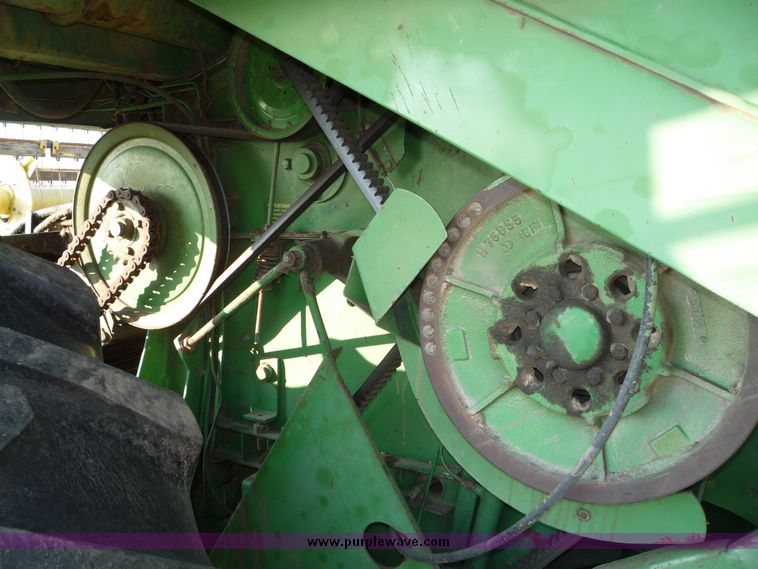 image for item 5128 1976 John Deere 4400 combine