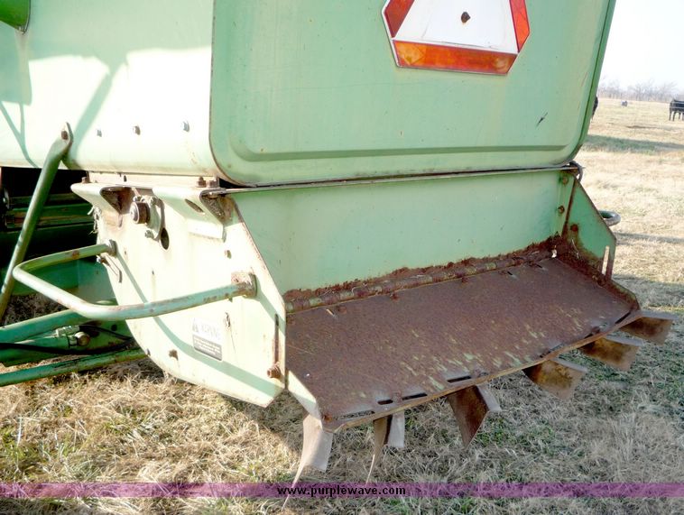 image for item 5128 1976 John Deere 4400 combine