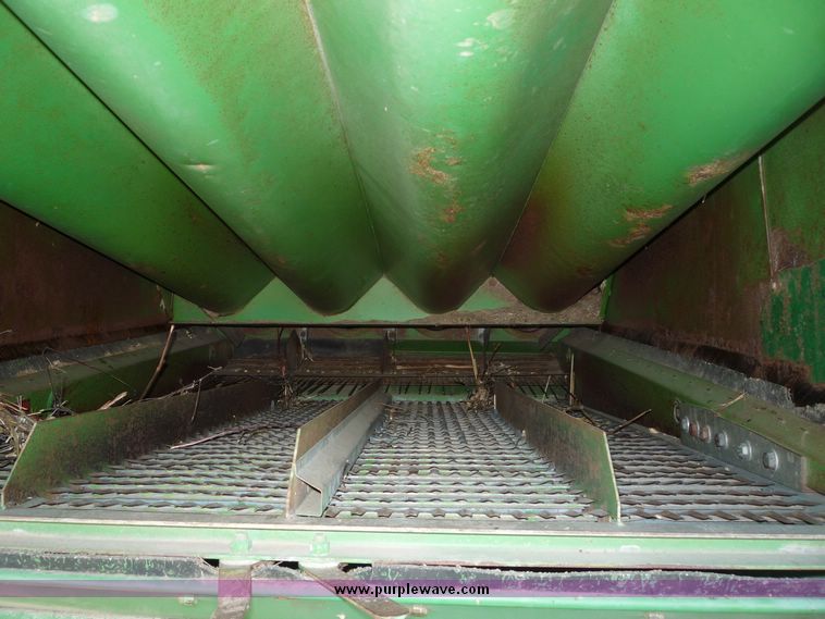 image for item 5128 1976 John Deere 4400 combine