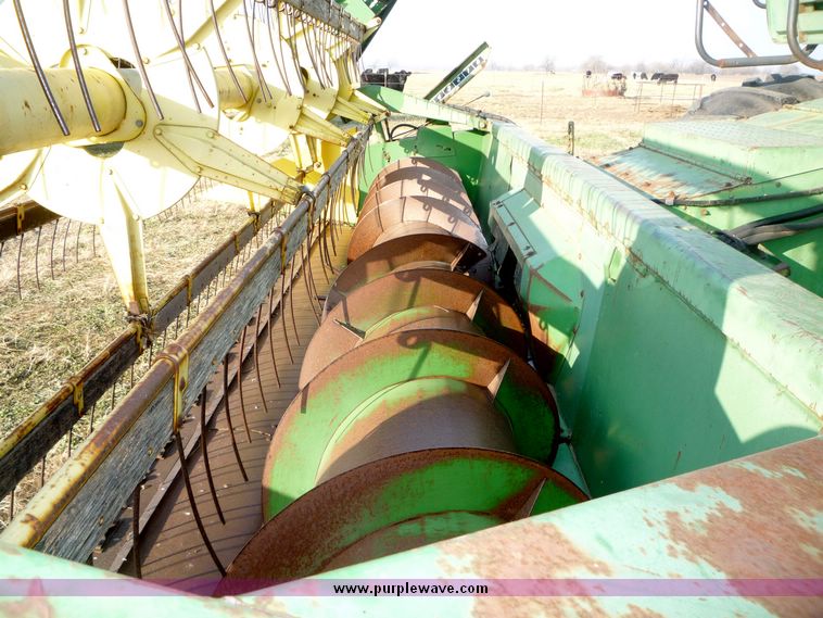 image for item 5128 1976 John Deere 4400 combine