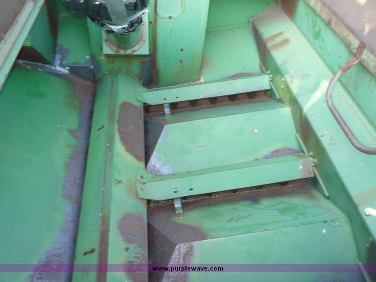 image for item 5128 1976 John Deere 4400 combine