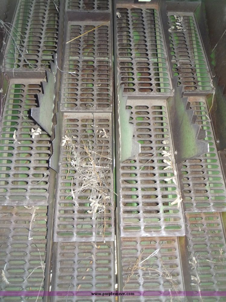 image for item 5128 1976 John Deere 4400 combine