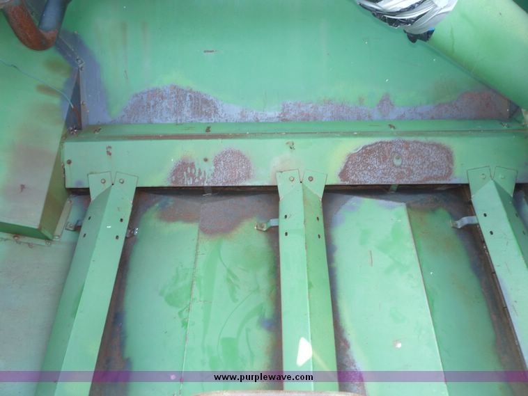 image for item 5128 1976 John Deere 4400 combine