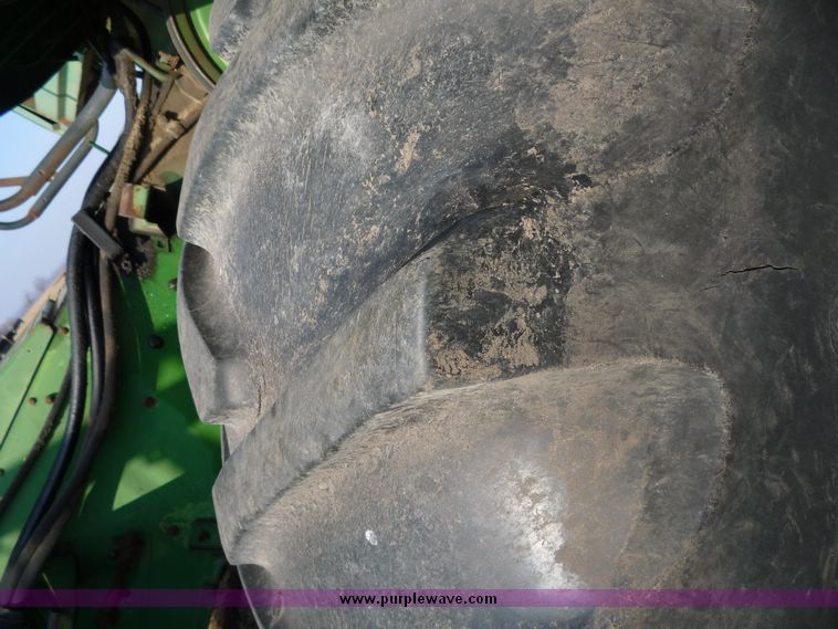 image for item 5128 1976 John Deere 4400 combine