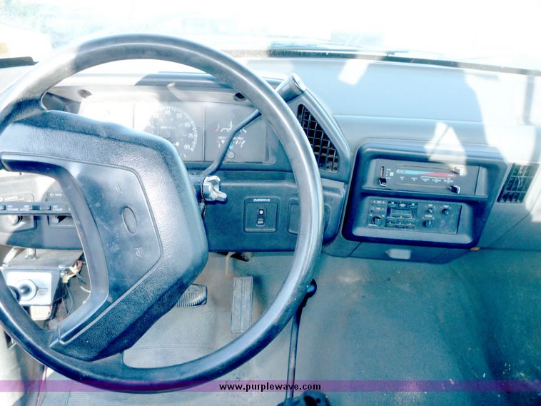 image for item 5098 1991 Ford F150 pickup truck