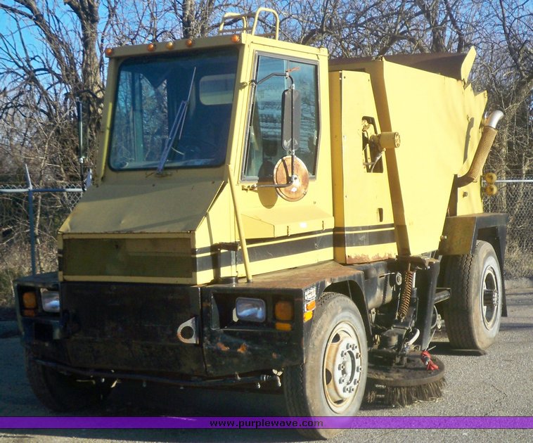 image for item 6001 1985 FMC street sweeper