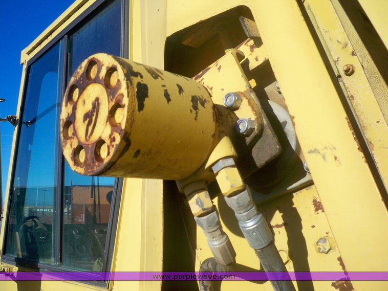 image for item 6001 1985 FMC street sweeper