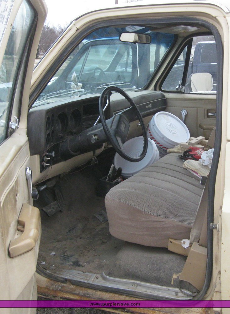 image for item 6622 1986 GMC C2500 truck