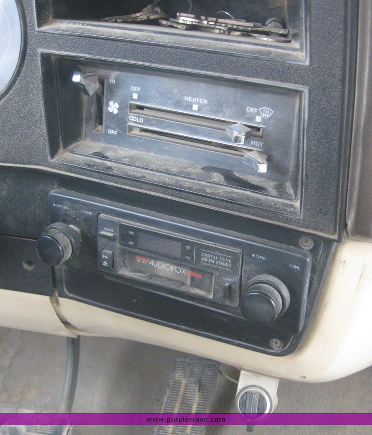 image for item 6622 1986 GMC C2500 truck