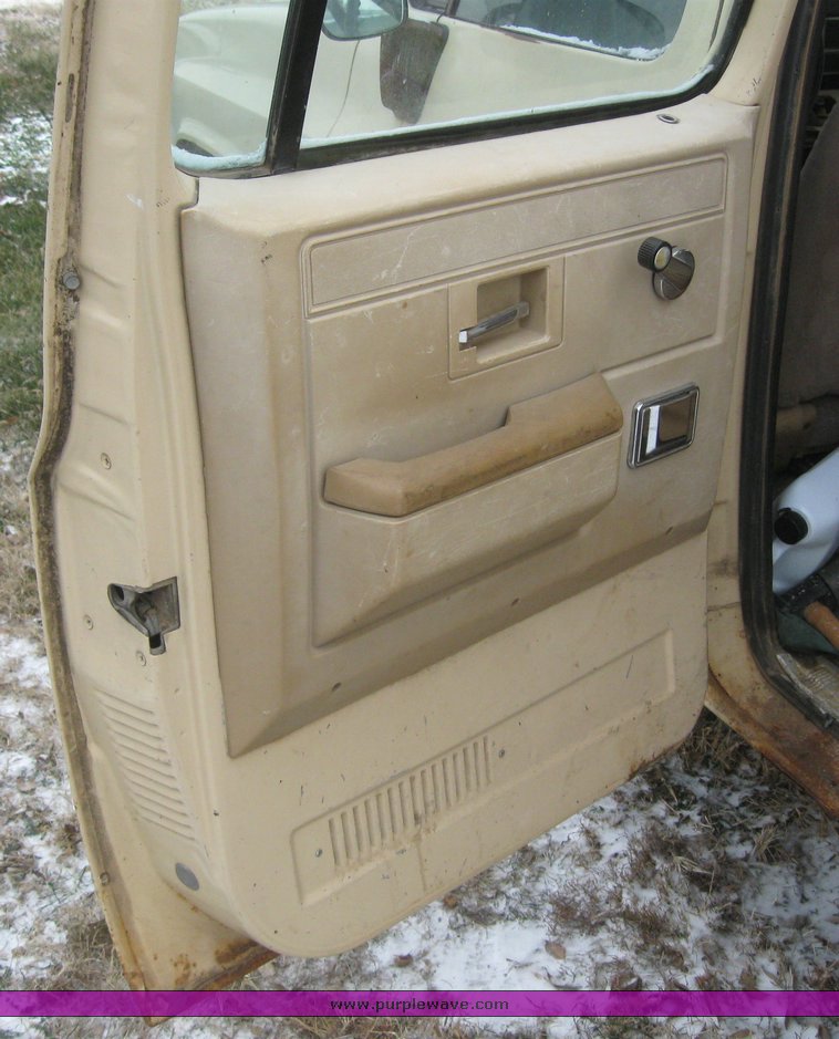 image for item 6622 1986 GMC C2500 truck