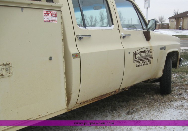 image for item 6622 1986 GMC C2500 truck