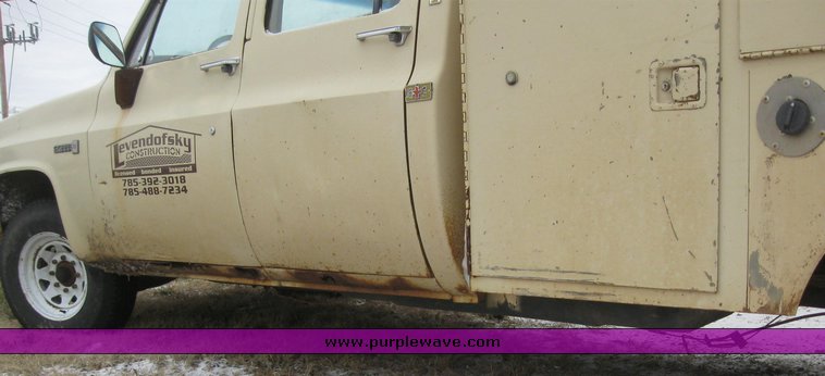 image for item 6622 1986 GMC C2500 truck