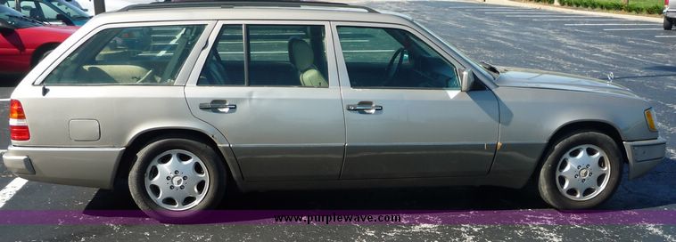 image for item 2176 1995 Mercedes Benz E320 station wagon