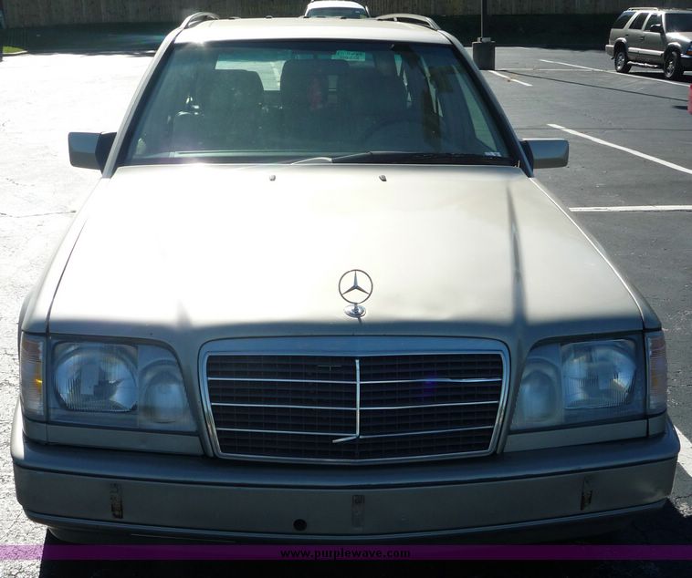 image for item 2176 1995 Mercedes Benz E320 station wagon