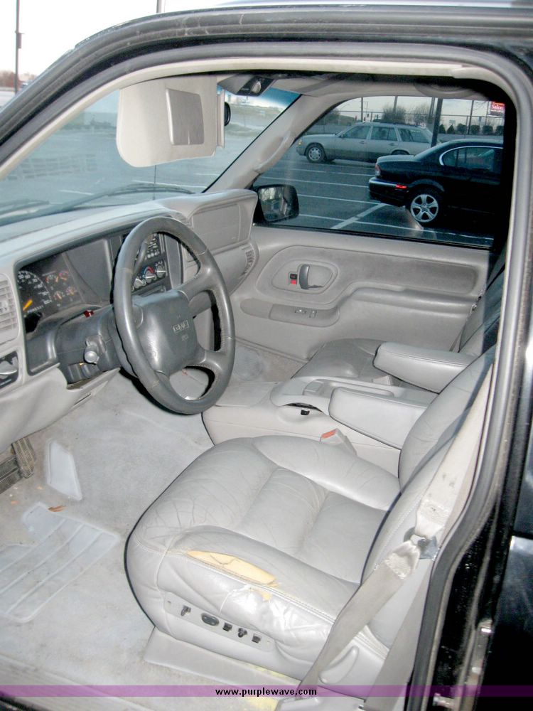 image for item 3981 1999 GMC Yukon