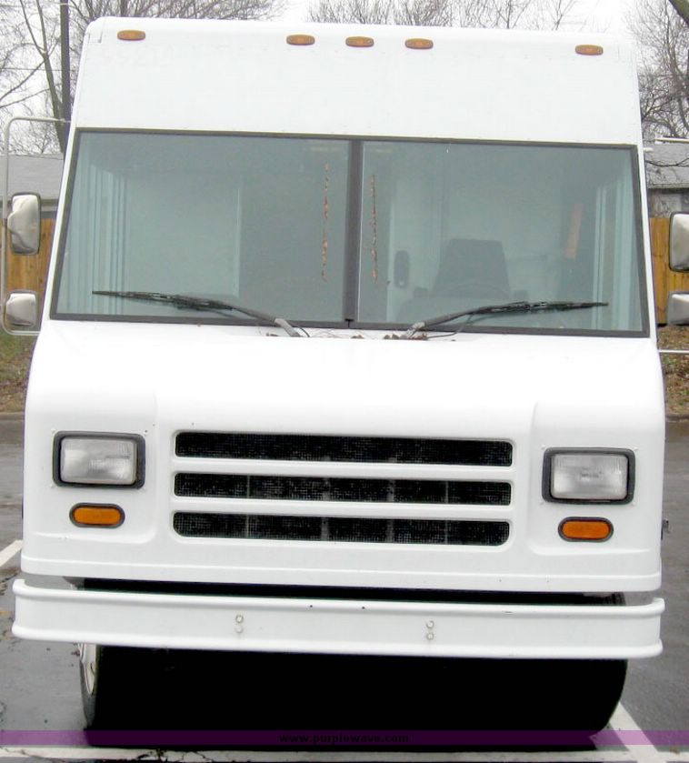 image for item 3984 1999 Utilimaster aluminum body step van