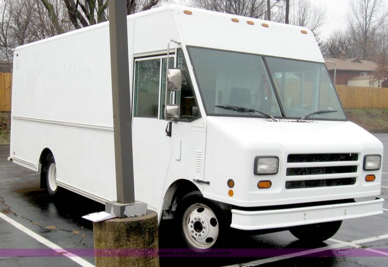 image for item 3984 1999 Utilimaster aluminum body step van
