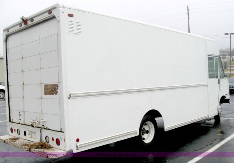 image for item 3984 1999 Utilimaster aluminum body step van