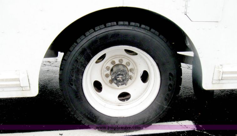 image for item 3984 1999 Utilimaster aluminum body step van