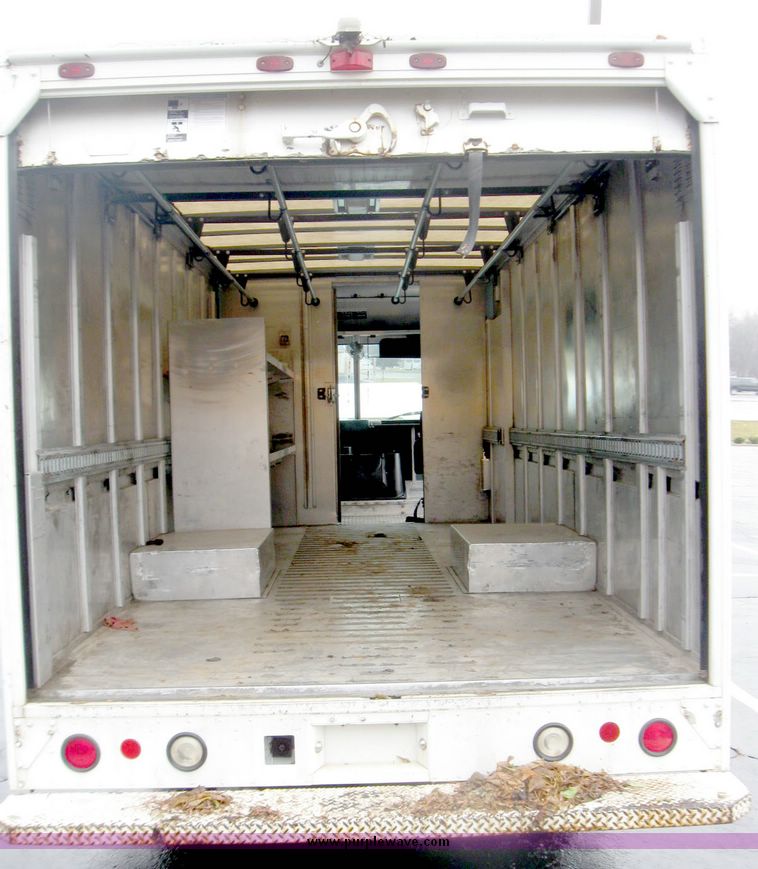image for item 3984 1999 Utilimaster aluminum body step van