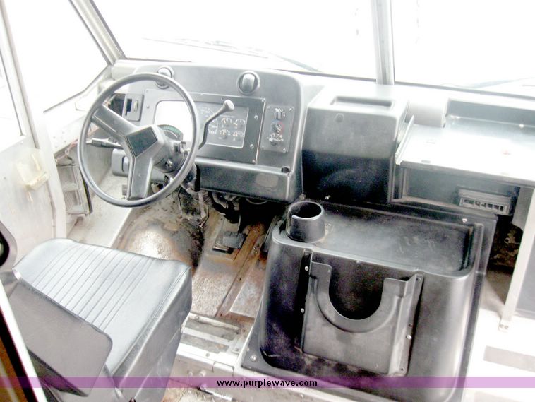 image for item 3984 1999 Utilimaster aluminum body step van