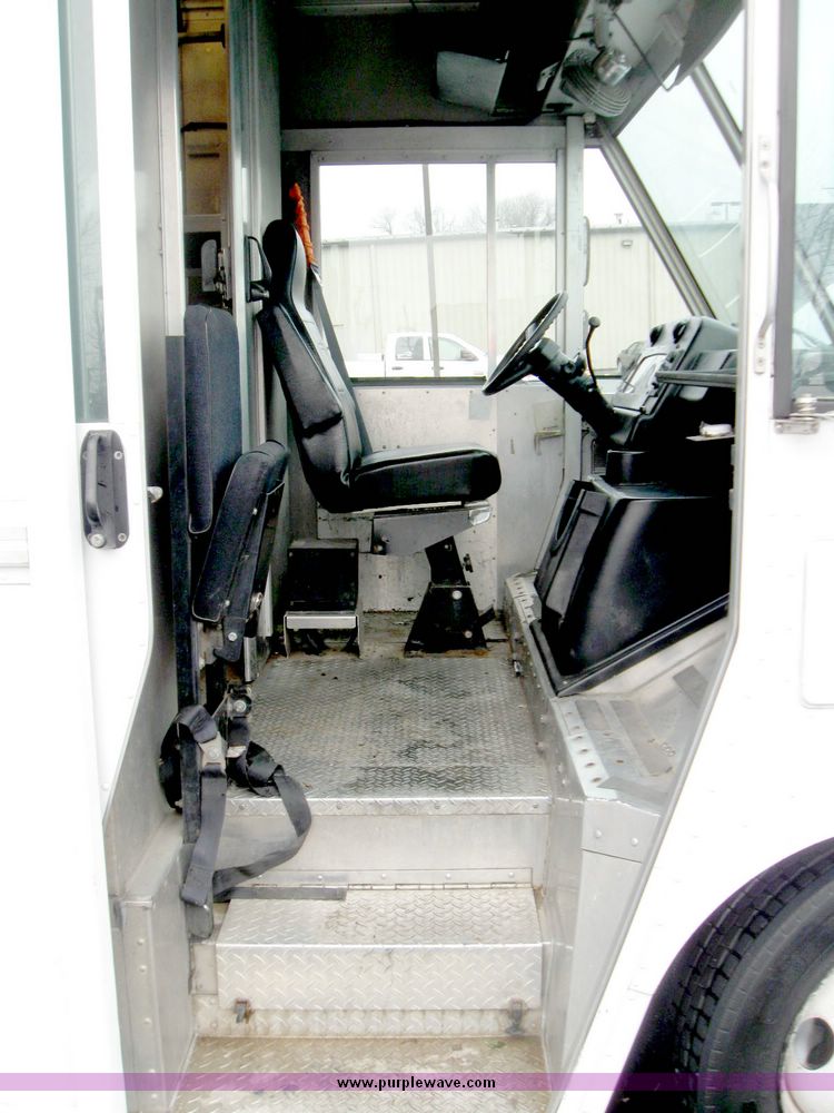 image for item 3984 1999 Utilimaster aluminum body step van