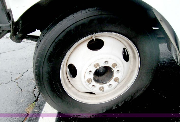 image for item 3984 1999 Utilimaster aluminum body step van