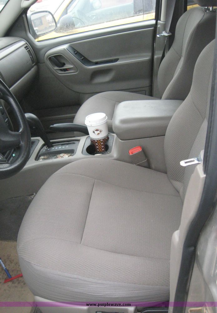 image for item 8983 2004 Jeep Grand Cherokee Laredo