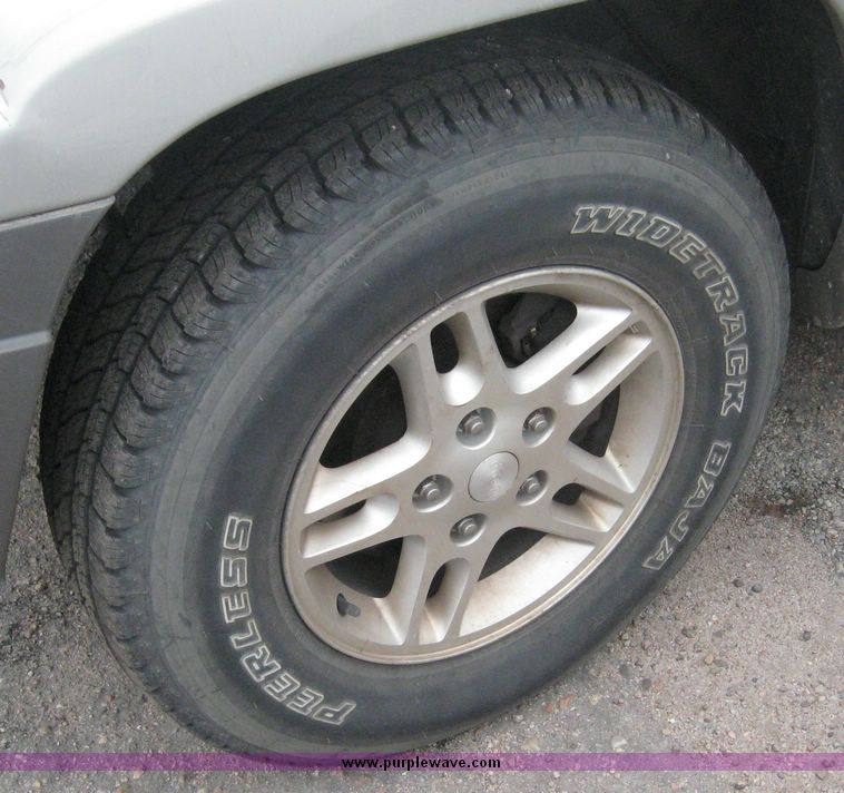 image for item 8983 2004 Jeep Grand Cherokee Laredo