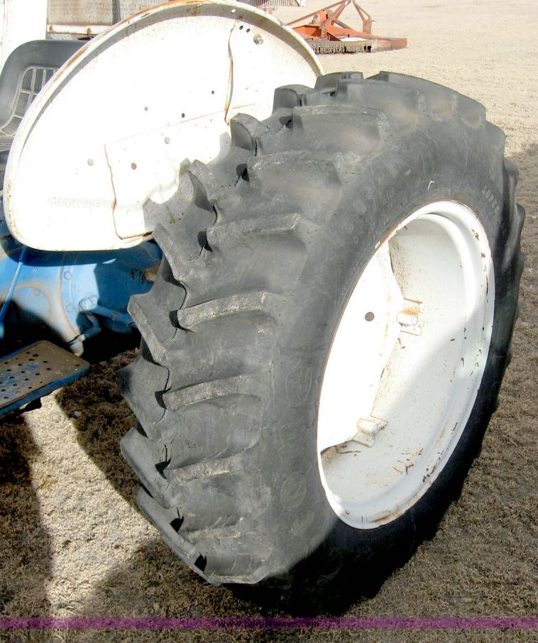 image for item 3761 1974 Ford 3000 tractor