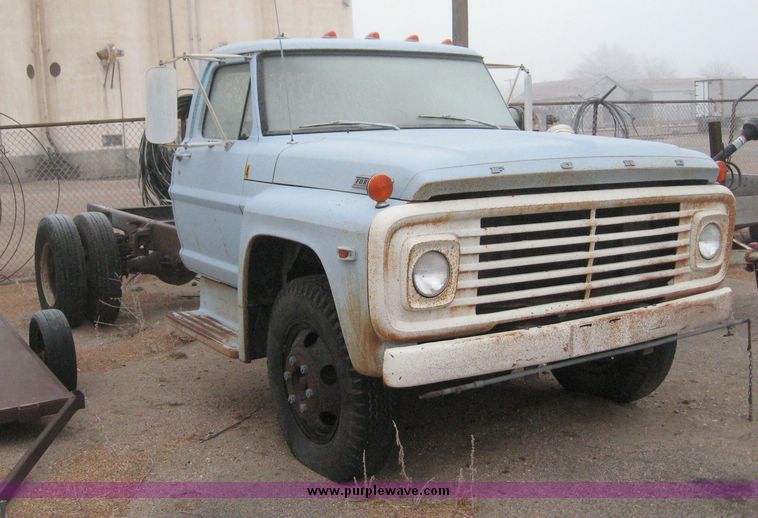 image for item 3804 1968 Ford F 600 truck