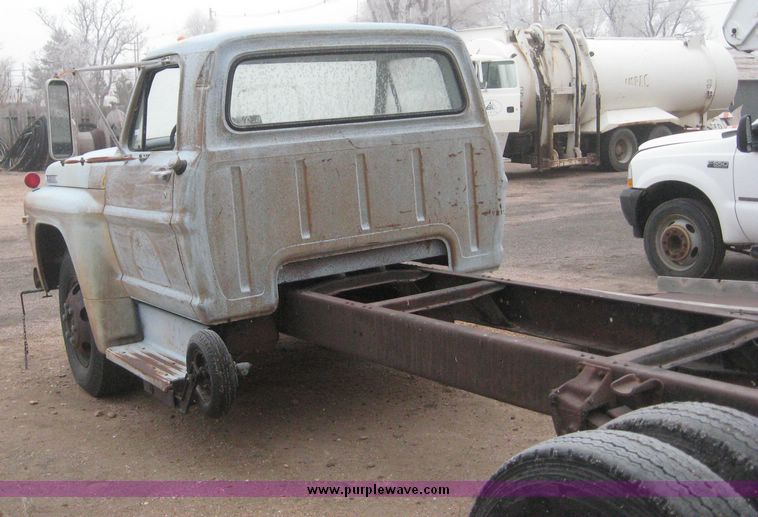 image for item 3804 1968 Ford F 600 truck