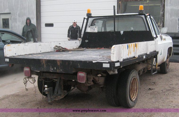 image for item 3807 1978 GMC Sierra 3500 pickup with 8' flatbed
